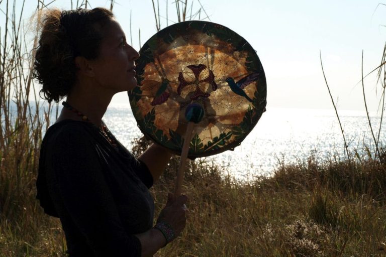 Seelenreisen Birgit Munsa mit schamanischer Trommel auf Susak